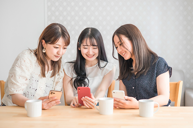 スマホを見る女性たち